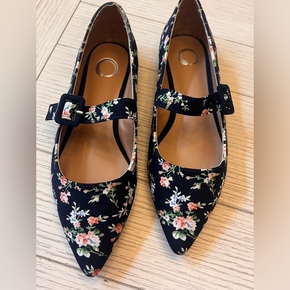Journee new w/out tags, navy, floral, pointy toed flats, Mary Jane style. 7.5 - Picture 4 of 5